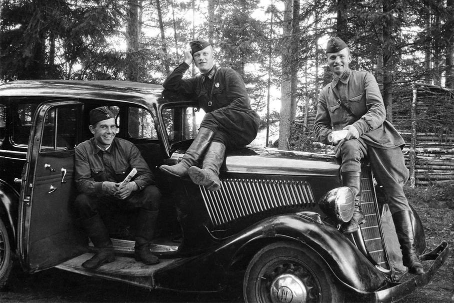 Сияющие лица бойцов сто двадцать четвертого истребительного авиаполка и «Эмка». Так и не скажешь, что война — снимок сделан в 1942 году. Мужики!