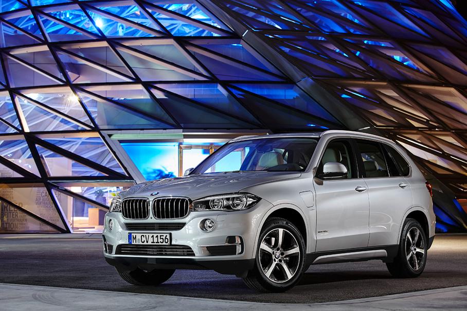 Узнать гибридный BMW X5 легко — по крышке разъема для зарядки на переднем крыле со стороны водителя. В остальном — обычный X5, только очень экономичный.