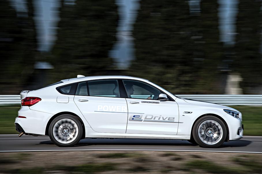 На картинке этого не видно, но в салоне много, скажем так, нестандартного оборудования — дисплеи, куча непонятных переключателей, предупреждений о «высоком напряжении» и так далее. Сзади что-то гудит и щелкает — в общем, нас покатали на реальном прототипе, с которым каждый день работают инженеры.