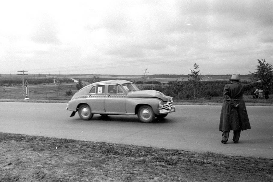 Один уз участников соревнований — представитель таксопарка. Хорошо видны последствия вылета в кювет. Снимок сделан несколько позже 1949 года.