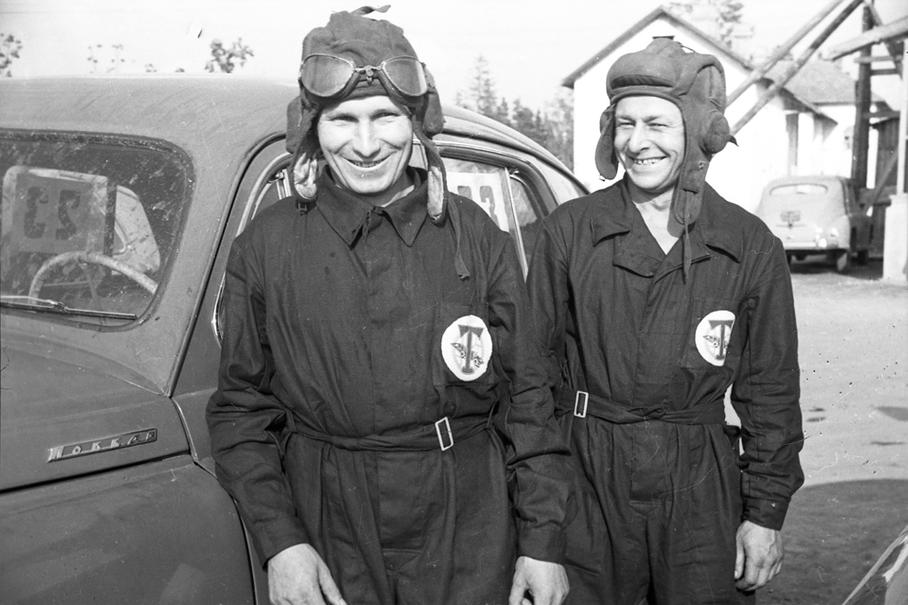 Заводские водители-испытатели Метелев и Мосолов в комбинезонах с нашивками «Торпедо». В качестве шлемов хорошо подошли танковые.