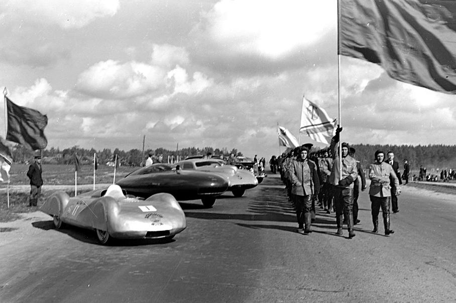 Торжественное шествие перед открытием чемпионата. На переднем плане среднемоторный болид с теми самыми воздухозаборниками, который тушил Никитин. Позади новое детище Смолина, еще дальше — два старых.