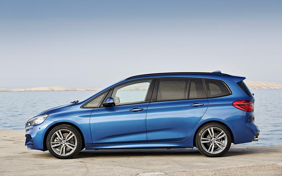 Удивительно, но Gran Tourer в профиль выглядит более ладно, чем Active Tourer. Здесь более гармоничная линия крыши и изгиб задней стойки. В обвесе M Sport GT вообще хорош – кажется, еще никогда семиместный семейный вэн не выглядел настолько дерзко.