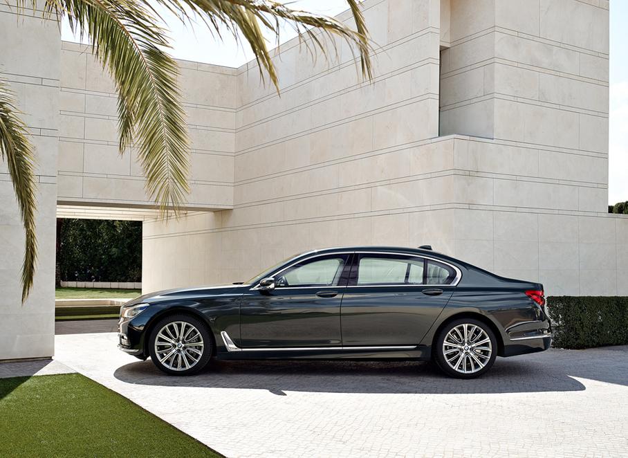 Баварские инженеры особо подчеркивают, что CLAR — это не платформа, а именно архитектура. На ее базе можно построить автомобиль практически любого размера (от «трешки» до флагманской «семерки» и больших кроссоверов), а неизменными у нее остаются лишь расположение нескольких ключевых элементов, вроде педального узла, точек крепления двигателей, расположение климатической установки и дефлекторов обдува и так далее.