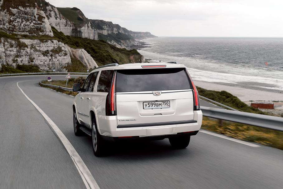 Привыкать к управляемости 2,6-тонного автомобиля длиной больше пяти метров приходится долго. 