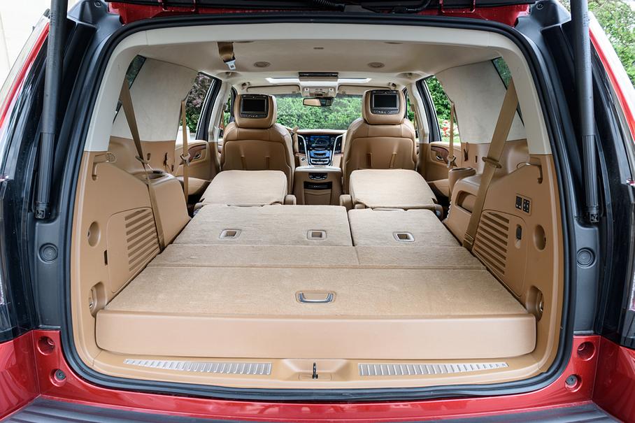 Максимальный объем багажника в короткой версии – 2668 литров, а в длинной – 3424. Три тысячи четыреста двадцать четыре!