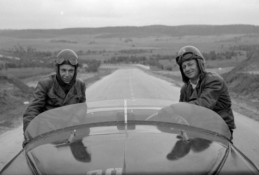 «Со спортом мы расстанемся не скоро. Но время не унять и не сдержать. Придут честолюбивые дублёры. Дай Бог им лучше нашего сыграть!»