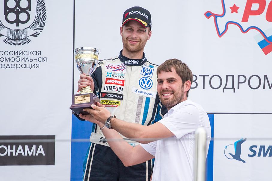 Руководитель РСКГ Олег Петриков вручает Игорю кубок за второе место в сочинской гонке