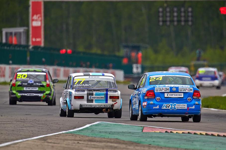 Дебютный этап Самсонова в Нижнем Новгороде и первая борьба один на один в кузовных гонках – с пилотом ВАЗ-21013 Михаилом Засадычем