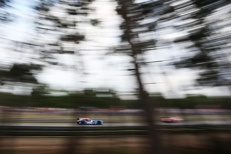 За неделю до первых ле-мановских тестов машины под номером 21 еще не существовало. Кокпит был в США, мотор в Японии, какие-то части в Европе. Собрали все в Англии за 8 дней.