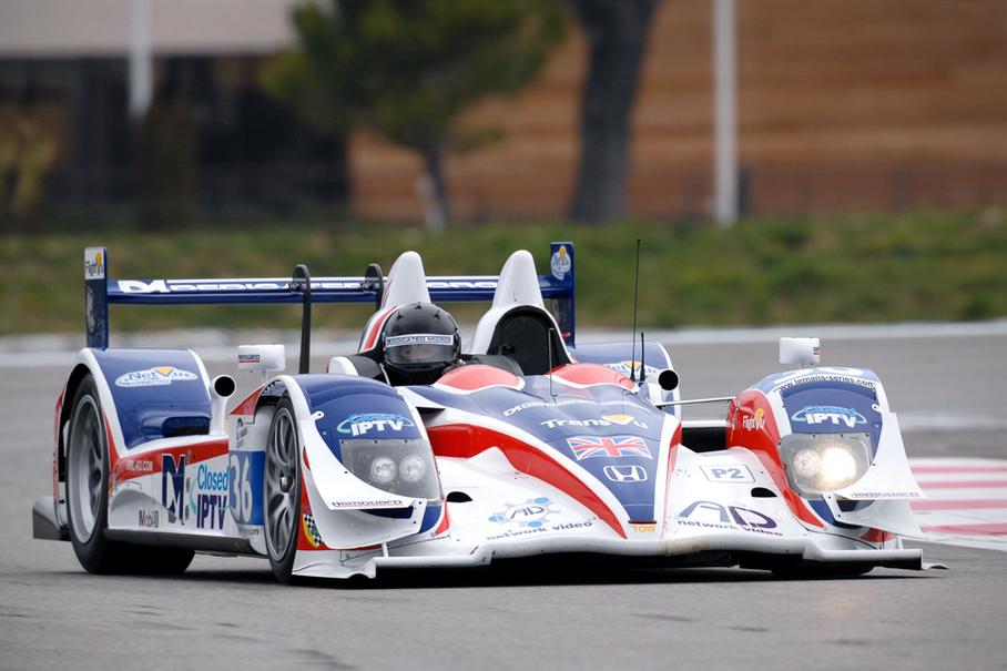 С широко открытым лицом