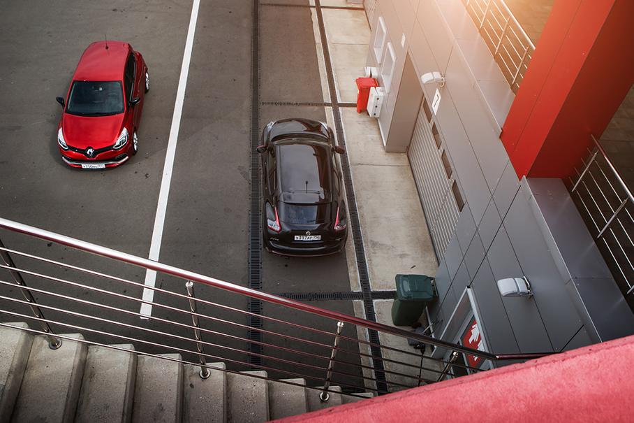 Renault Clio RS предлагается в России в одной комплектации, стоимость которой составляет 1 миллион 503 тысячи рублей. 17-дюймовые колеса, климат-контроль и «бампер в стиле F1» в базе. Для Juke Nismo RS доступно вдвое больше вариантов, самый дешевый из которых стоит 1 миллион 617 тысяч рублей.