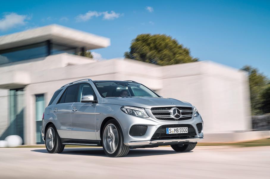 Визуально отличить гибрид от негибрида сложно: только по шильдикам и голубым вставкам внутри блок-фар