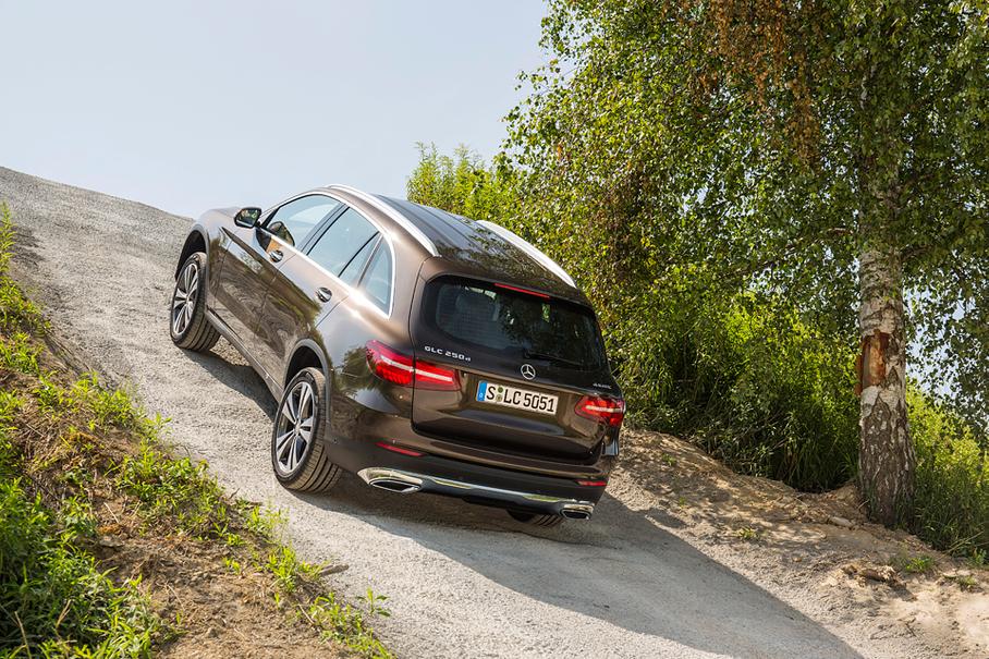 Геометрия у GLC такая же, как у GLK, но с пакетом Offroad Engineering у кроссовера улучшаются углы въезда и съезда, а минимальный дорожный просвет увеличивается на два сантиметра. И, конечно же, появляются еще четыре режима работы электроники для езды по бездорожью и один для буксировки прицепа.
