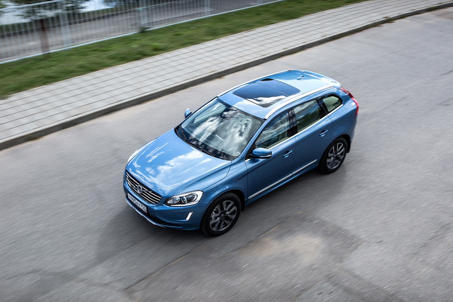 Адаптивный круиз-контроль цепляется радаром за впереди идущую машину и работает практически безупречно.