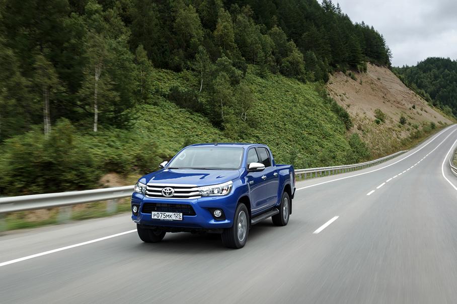 Если асфальтовая часть пути идеально ровная и прямая, то к поведению Toyota Hilux вряд ли возникнут какие-либо претензии