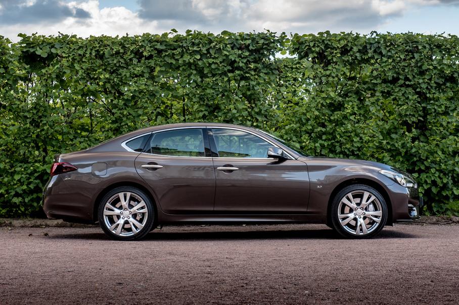Мотор у Infiniti Q70 сдвинут в пределы базы, а развесовка составляет 53:47 в пользу передней оси