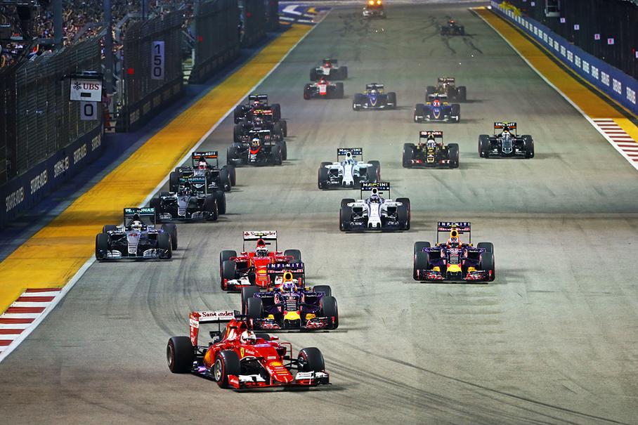 Старт. У лидеров все прошло спокойно. Только Даниил Квят попытался было протиснуться в первый поворот мимо Кими Райкконена