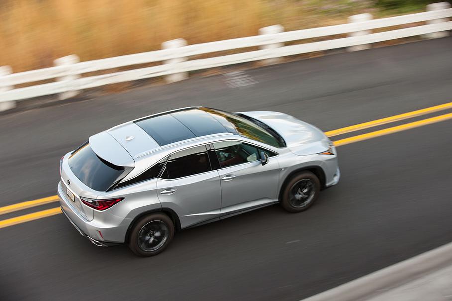 Большую часть времени Lexus RX переднеприводный, а в случае чего муфта с электронным управлением может перекинуть на заднюю ось до 50 процентов тяги.