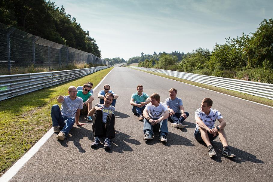 На гражданских машинах едва ли не самый скоростной поворот «Петли» — «Шведский крест» — проезжать немного проще, потому что водитель видит вход в поворот и выход из него. А вот в формулах и прототипах, в которых пилот сидит очень низко, почти на асфальте, он кажется закрытым. И есть только один способ почувствовать это...