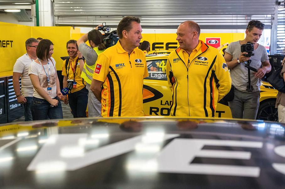 Бу Андерссон (слева) [возглавил](https://motor.ru.net/news/2013/11/05/andersson/) «АвтоВАЗ» в 2014 году. По словам Шаповалова, после смены руководства компании задачи заводской команды остались прежними, но отношение топ-менеджемента предприятия к автоспорту изменилось в лучшую сторону.