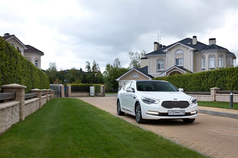 Владельцами Kia Quoris корейцы видят прагматичных успешных людей, которые не хотят привлекать к себе внимание, но требуют комфорта. Мы бы добавили к этому описанию еще одну категорию граждан: чиновников.