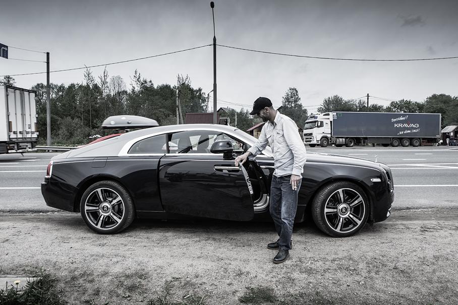 Декоративные пороги такой длины, что сойдут за металлические лыжи. Британская основательность.