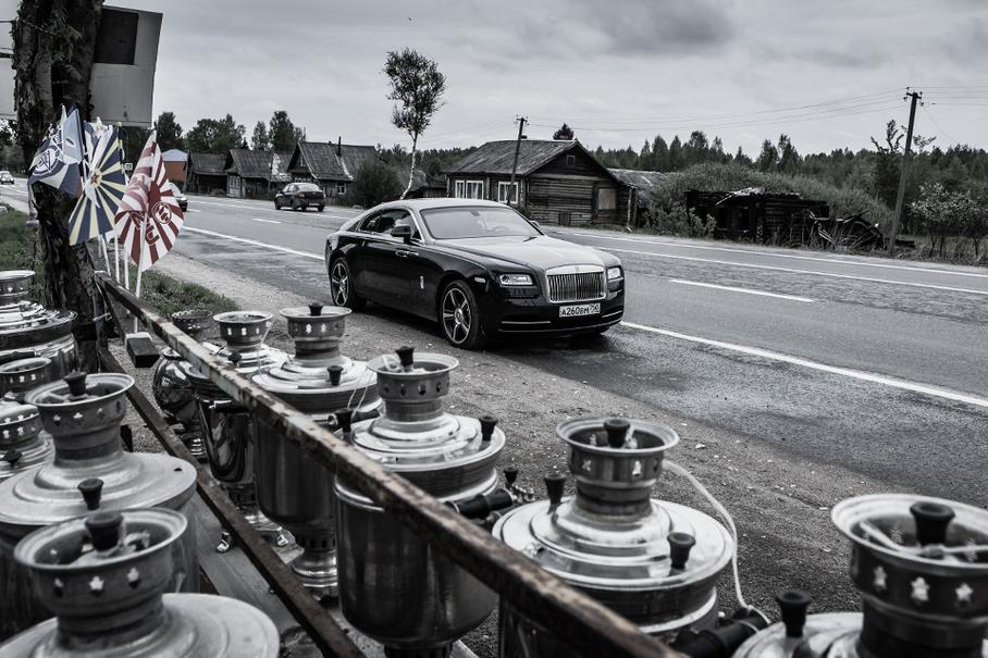 Верный способ узнать, закрыта или открыта машина, — посмотреть на фигурку серебряной леди. Запираясь, Rolls-Royce прячет маскот внутрь решетки радиатора. 