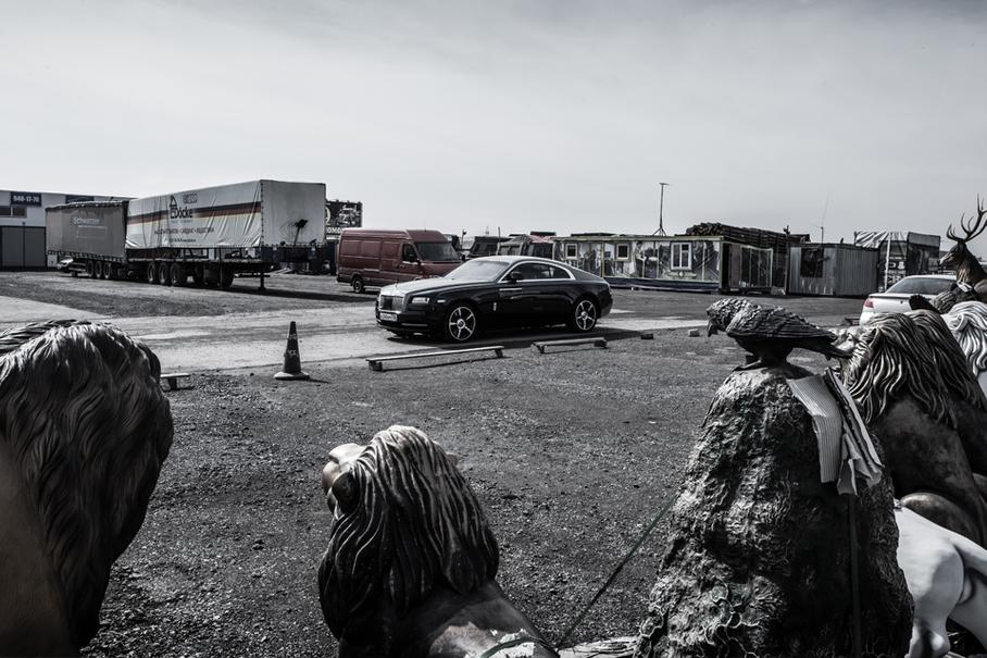 На задних сидениях Wraith практически так же удобно, как в Ghost: много места в ногах и над головой, подсветка, макияжные зеркальца,  —  есть даже кнопки, чтобы подвинуть переднее сиденье. 