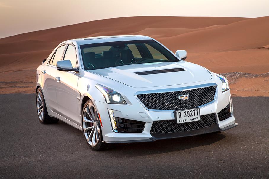 Капот из углепластика (окрашенный) идет уже с завода. Благодаря ему развесовка по осям у CTS-V близка к идеальной: 53 на 47 процентов в пользу передней оси. В качестве опции доступен расширенный пакет карбоновых элементов – воздухозаборник на капоте, задний спойлер и диффузор и передний сплиттер.