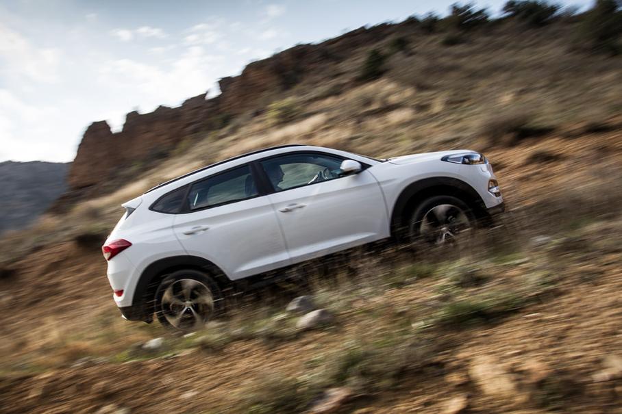 Панорамная крыша, система слежения за разметкой, сдвоенные выхлопные патрубки – это дополнительный пакет High-Tech, причем он доступен только для топовой комплектации Prime и только со 177-сильным турбомотором. Отпугивает бесов, снимает стресс и доводит цену до магических 1 миллиона 819 тысяч рублей.