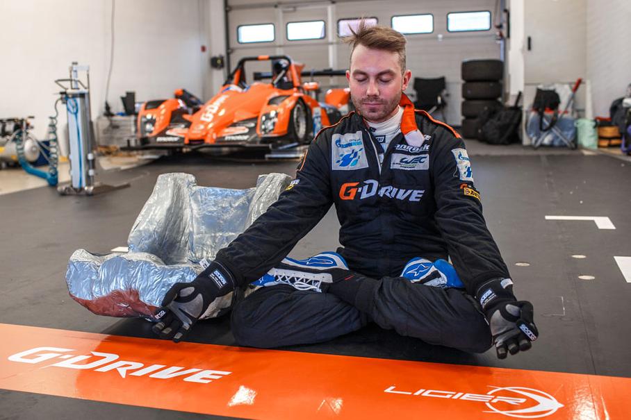 Ведь примерно так обычно проводят время мужики в гараже. Или мы что-то напутали?