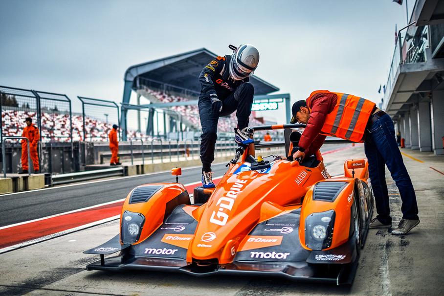 Вы когда нибудь залезали в ванную, окруженную забором? Если да, то в спортпрототипе вы устроитесь быстро