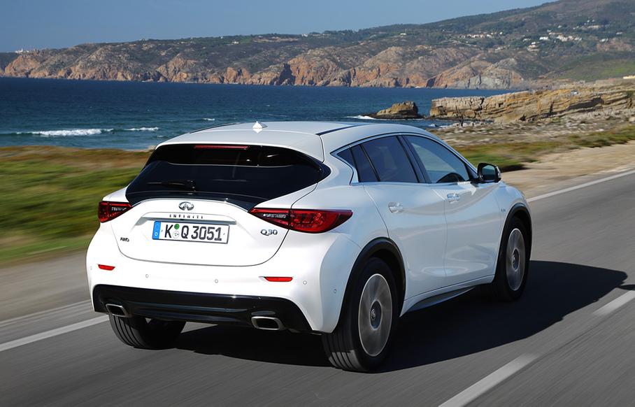 Q30 на базовой подвеске мягче отрабатывает неровности, но сильнее кренится и хуже отрабатывает острые ямы на отбой.