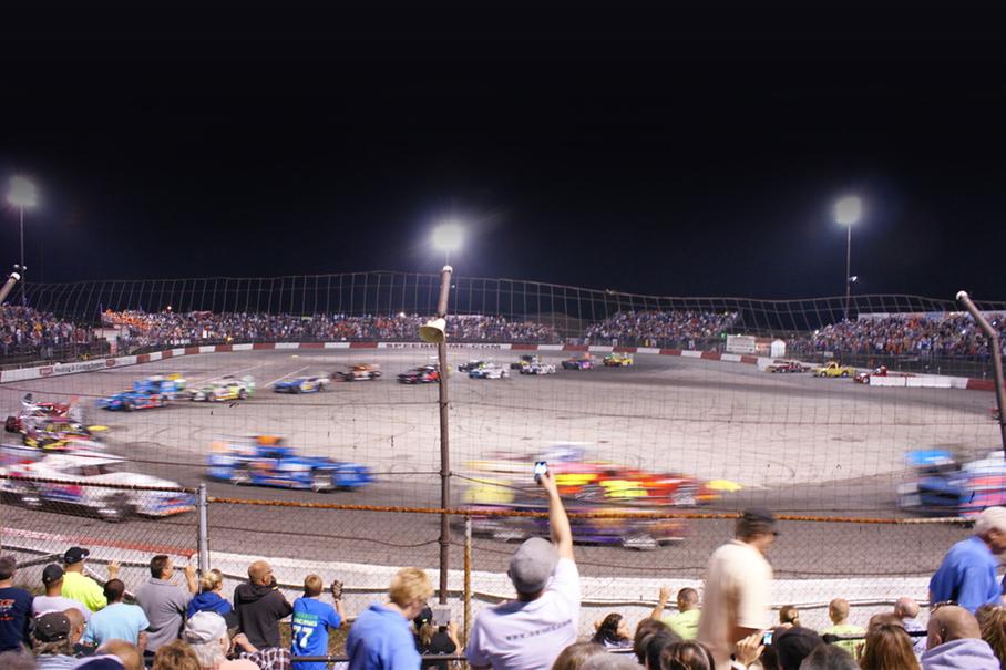 Figure 8 далеко не всегда проводится на асфальте. Есть гонки, которые проходят на грунтовых покрытиях. Суть их при этом не меняется. Просто машины чаще едут в заносе.