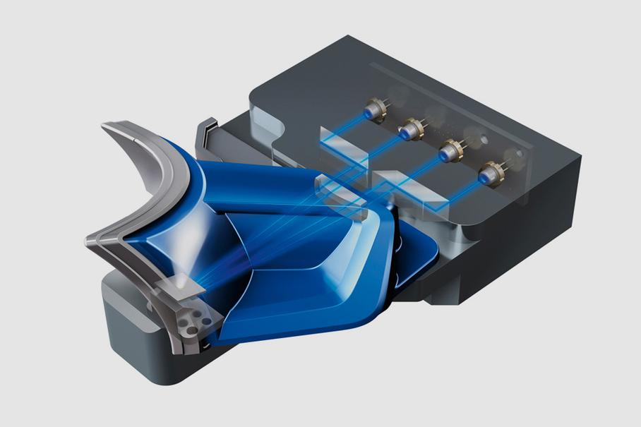 В комбинированных фарах Audi R8 LMX лазер отвечает за дальний свет. Четыре лазерных луча воздействуют на фосфорную пластину, которая источает мощный белый свет.