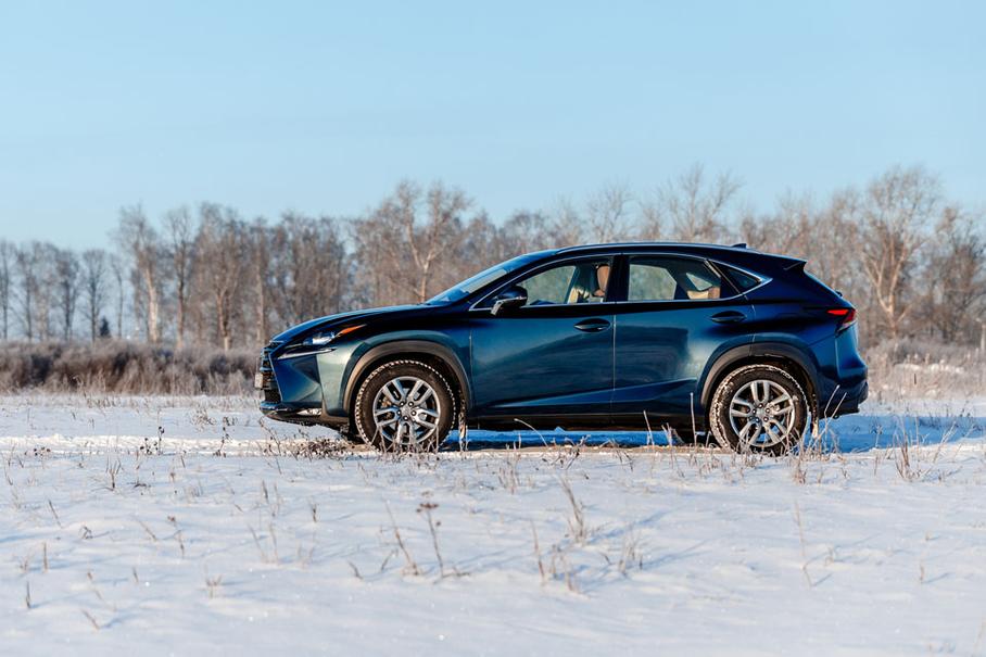 Длина «Лексуса» складывается и за счет длинных свесов. Например, BMW X1 имеет даже большую колесную базу, чем NX, хотя все равно немного теснее внутри.