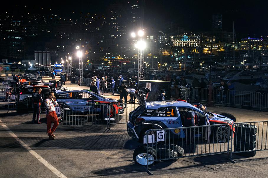 В шинном парке перед стартом гонки увидеть гонщика с телефоном у уха – обычное дело. Но они не звонят подружкам или маме – пилоты общаются со своими командами, чтобы узнать, на чем уехали и что положили в багажник их оппоненты. Эту информацию фиксируют представители команд, стоящие за забором.