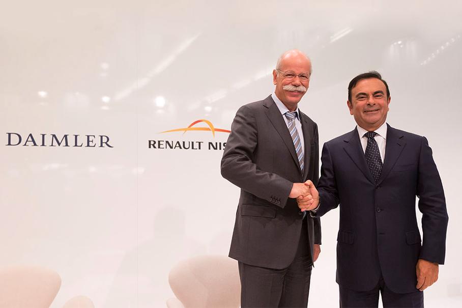 Глава Daimler AG Дитер Цетше (слева) и руководитель альянса Renault-Nissan Карлос Гон.