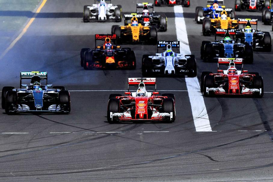 Старт удался Ferrari просто шикарно: Феттель пронзил обоих пилотов Mercedes уже на стартовой прямой, а Райкконен объехал их в первом повороте