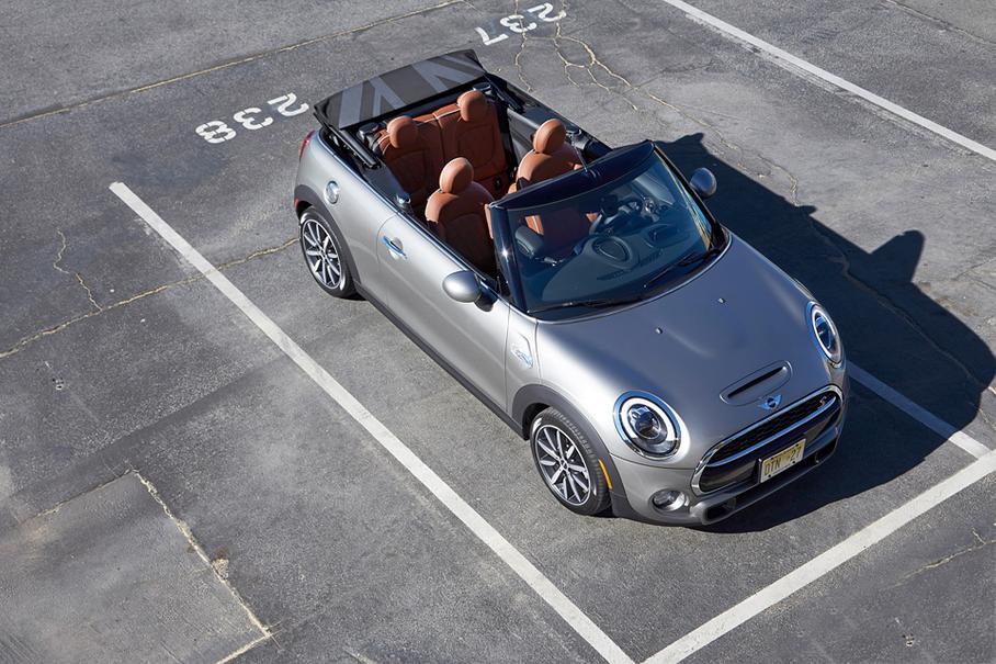 Для MINI Convertible можно заказать крышу с рисунком британского флага. А поднимать-опускать мягкий верх можно с помощью кнопки на брелоке. 