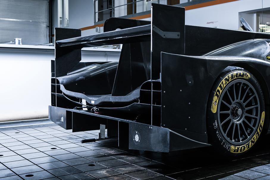 Колесные диски для ORECA 05 поставляет OZ Racing, тормоза – Brembo. Амортизаторы обслуживает малоизвестная фирма PKM, расположенная неподалеку от автодрома Поль-Рикар.