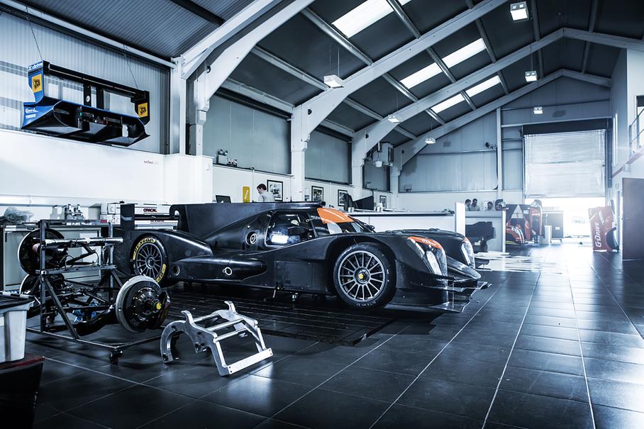 Мы посетили базу команды Jota Sport до начала предсезонных тестов WEC во Франции, поэтому ORECA 05, на которой поедут Русинов, Раст и Бертон была еще не оклеена. На тестах российский коллектив [показал](https://motor.ru.net/news/2016/03/28/wecricard/) третье время среди прототипов категории LMP2 и десятое место в общем протоколе.