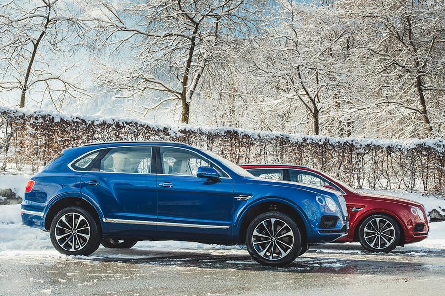 Пневмоподвеска имеет четыре режима работы и позволяет увеличивать клиренс до 245 миллиметров. Игра на понижение тоже возможна: в режиме Low кроссовер готов опуститься ниже стандартного положения.