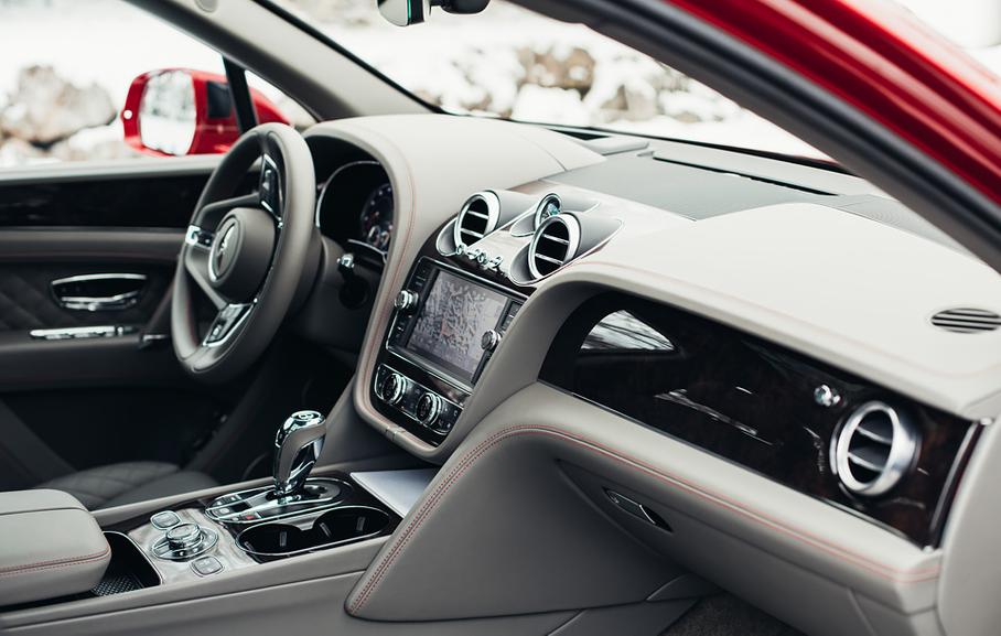 15 идеальных деревянных панелей из шпона, бычья кожа, стянутая нитками вручную, увесистые манетки из металла: уровень отделки салона внушает уважение количеством труда и мастерством исполнения.