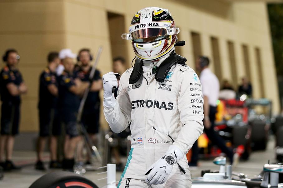 Льюис Хэмилтон выиграл вторую подряд квалификацию, опередив напарника всего на 0,077 секунды