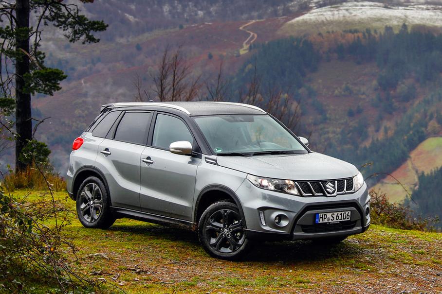 В активе Vitara S другая решетка радиатора, серебристые зеркала и черные глянцевые 17-дюймовые колеса. А также красные окантовки, простроченная замша в салоне и накладки на педали. О спорт — ты мир!