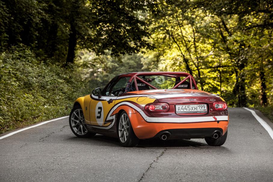 Переделок по технике у MX-5 Aori не очень много — на трековых родстерах стоит заниженная и более жесткая подвеска с амортизаторами Bilstein, выносливые тормозные колодки и залита высокотемпературная тормозная жидкость. Установлен каркас, «обезжирен» салон и удалена жесткая складная крыша вместе с механизмом. Все это позволило снизить массу машины примерно на 120 килограммов — в итоге, машина весит ровно тонну.