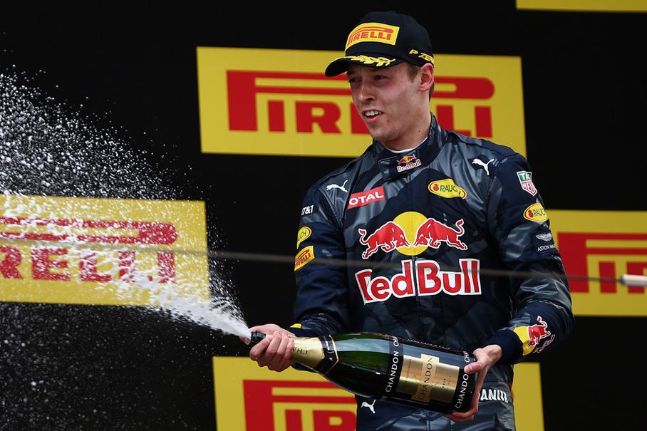 Это второй подиум для Квята и третий для россиян. Даниилу было необходимо вернуть уверенность в собственных силах, и это произошло. Справедливости ради, если бы не прокол, на подиуме стоял бы поймавший кураж Риккардо: по чистой скорости он пока сильнее, и глупо это отрицать. Поэтому расслабляться россиянину не надо, а надо еще сильнее напрягаться.