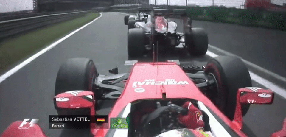 Хаос был даже на пит-лейне. Хюлькенберг замедлился на въезде, чтобы дождаться, пока механики обслужат заехавшего раньше Переса. Нико за это потом получит 5 секунд штрафа, но посмотрите, как сориентировался Феттель!
